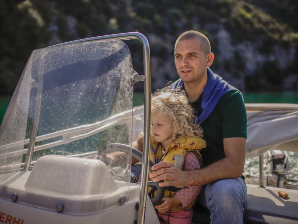 Rejs łódką po Kanionie Verdon z dziećmi.